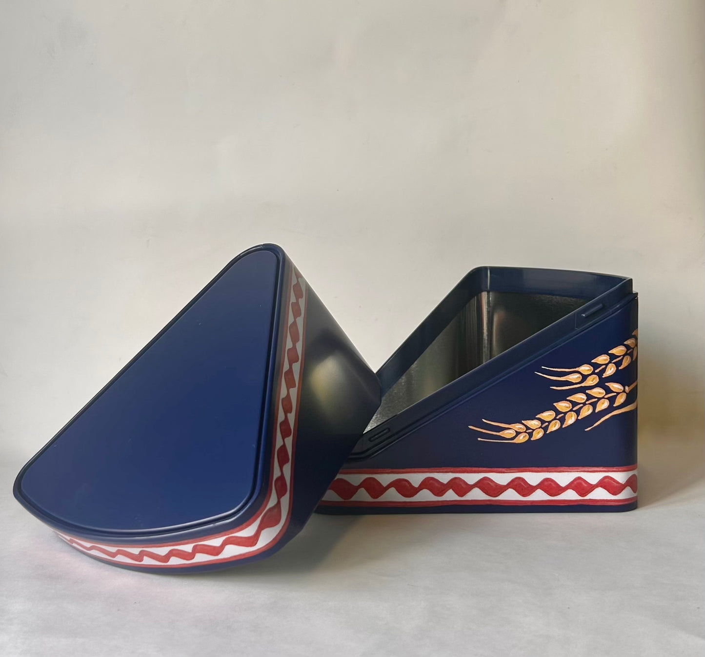 『Leksand』クラッカー保存用三角ケース（缶）